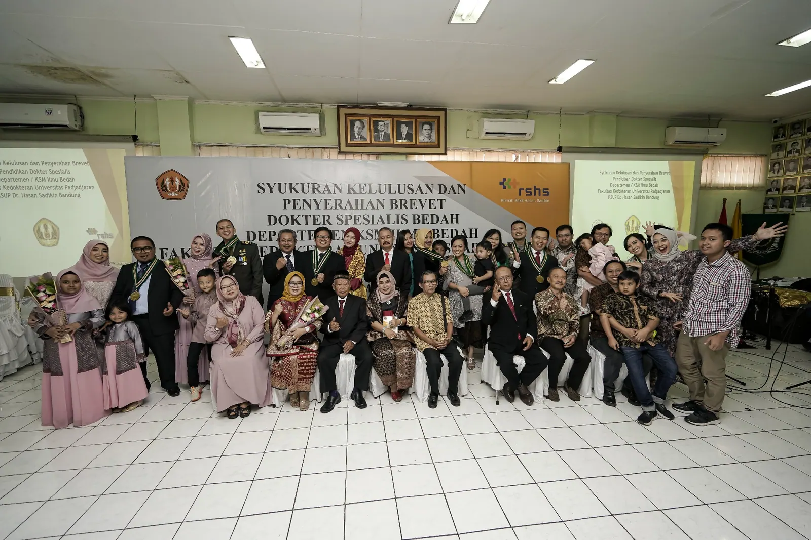 Syukuran Kelulusan dan Penyerahan BREVET Dokter Spesialis Bedah Fakultas Kedokteran UNPAD — FOTOGRAFI · EVENT
